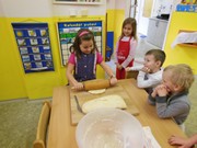 Pečeme koláče ve školce